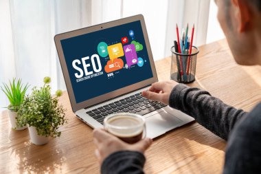 Model e-ticaret için SEO arama motoru optimizasyonu ve bilgisayar ekranında gösterilen çevrimiçi perakende işi