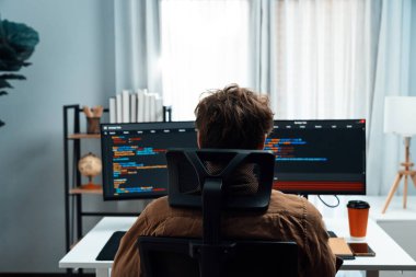 Modern ofisteki web sitesinde en son sürüm uygulaması için gündelik, düşünce programıyla arka taraftaki bilgisayar ekranında çevrimiçi yazılım geliştirme bilgi kodlaması oluşturmaya çalışan bilişim geliştiricisi. Toplayıcı.