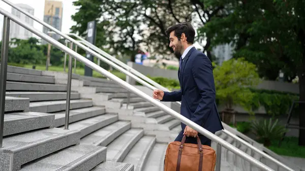 Profesyonel proje yöneticisinin iş yerine giderken elinde çantayla parkta ya da şehirde yürüyen yetenekli bir iş adamı. Büyümeyi temsil et, terfi al, yeteneğini arttır. Sevinçli..