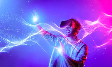 Akıllı adam veriye bakıyor ya da gözlük ya da VR kulaklık kullanarak büyük veri ya da sanal gerçekliğe bağlanıyor. Metastaz dünyasını keşfeden ve simüle edilmiş programa dokunan beyaz bir insan. Teknoloji. Sapma.