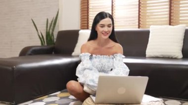 Bilgisayarı online alışveriş için kullanan genç bir kadın. Evdeki online ödeme kapısından. Modern ve uygun online alımlar güvenli ve uygun alışverişleri sağlar. Blithe