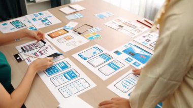 Mobil uygulama ya da web sitesi için kullanıcı arayüzü prototipi planlayan şirket çalışanlarının panorama videosu. UX UI tasarım beyin fırtınası kullanıcı dostu arayüz planı tasarlıyor. Sinerjik