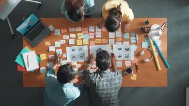 İş dünyasının zaman atlaması renkli notlarla toplantı masasına grafik logosu koydu ve fikri açıklarken tasarım yapmaya başladı. Proje yöneticisi grup halinde yürürken konsept sanatı anlatıyor. Sempozyum.