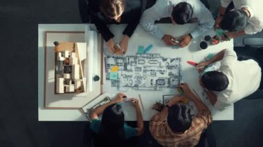 Proje yöneticisi ya da inşaat mühendisinin planlama ve planlama binasında yazışmalarının üst düzey görüntüsü. Toplantı masasında birlikte çalışan mimarın belgeyle birlikte havadan görünüşü. Hizalama.