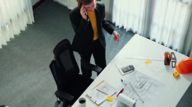 Yapışkan notlar ve hesap makinesiyle bina inşaatı için dizüstü bilgisayar üzerinde çalışırken çalışan mimar mühendisi. Akıllı yönetici plan hesaplamak için hesap makinesi kullanıyor ve çalışıyor. Hizalama.