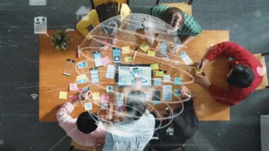 Ux Ui tasarımı için birlikte çalışan yetenekli iş adamlarının üst düzey görüşü. Çeşitli insanlardan oluşan bir grup büyük bir veri tabanı kullanarak küresel iletişim hakkında beyin fırtınası yapıyor ve tartışıyorlar. Cemaat.