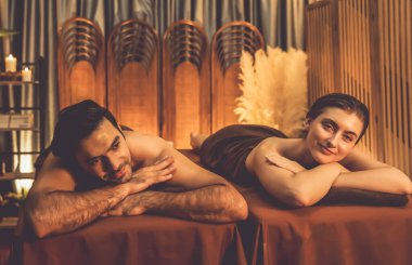 Kafkas çift müşterileri stres önleyici spa masajının keyfini çıkarıyorlar ve lüks otel veya otellerde sıcak mum ışığında güzellik derisi eğlenceleriyle şımartıyorlar. Sessiz.