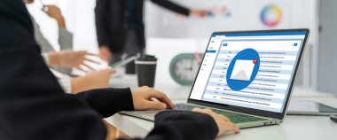 Bilgisayar ekranında rahatça görünen e-posta bildirim iletisi. Dijital pazarlama iletisi bilgi metni iş dünyasından müşteriye