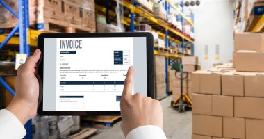 Muhasebe uygulamasından gelen fatura bilgisayar ekranında. Şirket işlerinin finans ve bütçesi için bilgisayar programı. Rahatça..