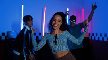 Kameranın önünde dans eden yetenekli break dansçı farklı arkadaşları pop ya da hip hop müziği dinlemek için arkada dans ediyor. Çekici performans ekibi kameraya doğru hareketli hareketler sergiliyor. Mutluluk.
