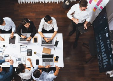 Ofiste sunum ya da analist ekibiyle toplantı odasında mali verileri analiz etmek için BI Fintech 'i kullanmak. İş adamları stratejik planlama için TV ekranında BI gösterge panelini inceliyor.