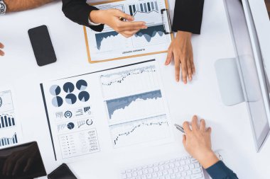 Üst düzey analist ekibi toplantı odasındaki mali verileri analiz etmek için BI Fintech 'i kullanıyor. İş anlayışı ve stratejik pazarlama planlaması için kağıt üzerinde analitik BI gösterge paneli. Tedbirli