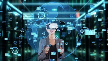 Sunucuda haber dünyası veri dönüşümlü grafik analizi yapan kadın muhabir VR gelecekteki küresel yenilik iş arayüzü dijital bilgi ağı teknolojisi sanal hologramı sunuyor. Kısıtlanma.