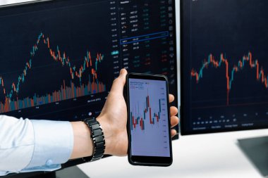 İşadamı olarak kalemle işaretlenmiş, kadın yatırımcının internet sitesi program uygulamasının akıllı telefonuyla kontrol ediliyor. İç işlerindeki dinamik borsa ile kontrol ediliyor. İnfobahn.