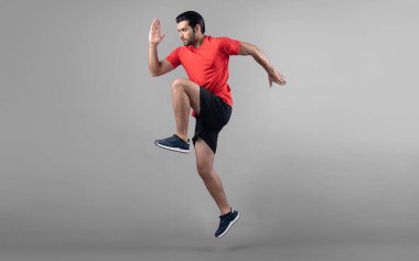 Vücut uzunluğunun tamamı atletik ve sportif genç erkek fitness 'in izole edilmiş arka planda kardiyo egzersizi duruşunu gösteriyor. Sağlıklı aktif ve vücut bakımı yaşam tarzı.