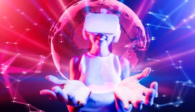 Etrafı neon ışıklarla çevrili beyaz VR kulaklık takan ve metaevreni birbirine bağlayan kolsuz tişört, gelecekteki siber uzay topluluğu teknolojisi elinde tutuyor ve 3D küresel resim hologramını izliyor. Halüsinasyon.