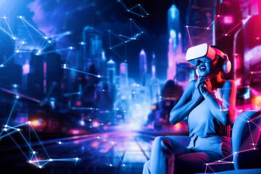 Sanal gerçeklik siber punk stili meta binasında zeki bir kadın VR kulaklık takıyor, gelecekteki siber uzay teknolojisi kullanıyor heyecanlı bir şekilde oturup film izliyor. Halüsinasyon.