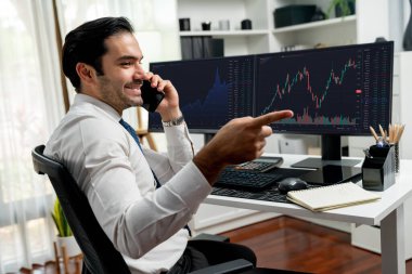 İki borsa yatırımıyla danışman ya da ortağı arayan tüccar işadamı, veri analizini yüksek kârlı dinamik teknoloji borsasına yatırım yapmak için karşılaştırdı. Tahmin et..