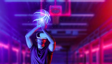 Kafkas sporcusu neon spor stadyumunda basketbol oynarken gündelik kıyafet ve sanal gerçeklik gözlüğü takıyor. Sporcu arenasında dururken elinde basketbol hologramı tutan bir sporcu. Sapma.