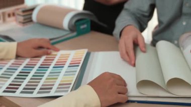 Yavaş çekim kapanış mimarı ve iç mimar. İç mekan tasarımı için tekstil malzemesi ve renk paletinden sunum yapıyor. Müşteri denetimi ve denetimine dayalı. Değiştirilmiş