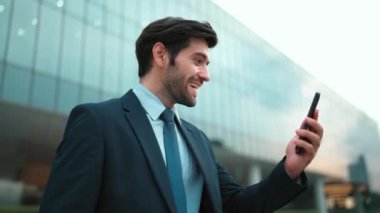 Başarılı bir iş adamı ayakta durarak satışların artmasını kutluyor. Mutlu proje yöneticisi ya da lider başarılı bir projeyle gurur duyuyor, terfi alıyor, telefon tutarken iş buluyor. Sevinçli..