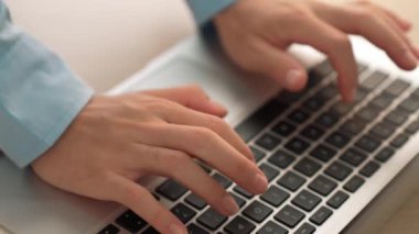 Mimar veya güvenlik mühendisi, modern ofiste doğruluk için mimari belge ve ölçüm aracı kullanan dizüstü bilgisayarın ayrıntılı planlarını yazar. - Yakın çekim. Tanımlama.