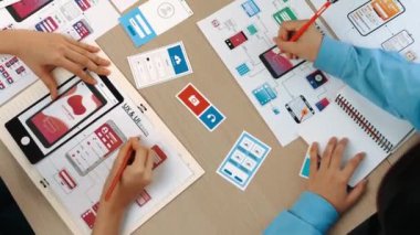 Mobil uygulama ya da web sitesi için kullanıcı arayüzü prototipi planlayan şirket çalışanlarının en iyi görünüm videosu. UX UI tasarımcı beyin fırtınası kullanıcı dostu arayüz planı. Sinerjik