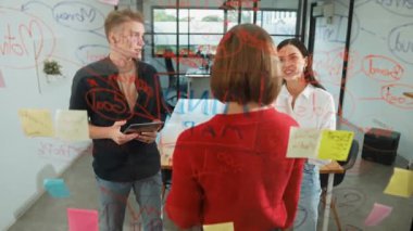 Kooperatif beyaz iş adamı iş toplantısında cam kurulun önünde yaratıcı bir çözüm sunarken yaratıcı bir başlangıç ekibi pazarlama fikri üretiyor. Birlikte çalışmak. Tertemiz..