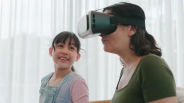 Torun dizüstü bilgisayarı kontrol ediyor. Büyükannem VR ile metaevrene dalıyor. Teknoloji aktivitelerine adapte olan son sınıf öğrencisi yeni nesil çocuklarla iletişim kuruyor. Nesiller arası uçurum aile bağlarını güçlendiriyor. Uyumsuzluk.