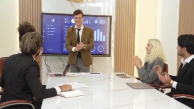 Analist ekibiyle ofis veya süs toplantı odasında yapılan sunum, başarılı bir ticari yatırım başarısı elde ettikten sonra mali verileri analiz etmek için BI Fintech 'i kullandı..