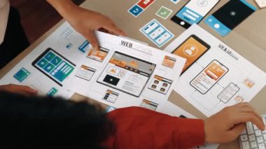 Mobil uygulama ya da web sitesi için kullanıcı arayüzü prototipi planlayan şirket çalışanlarının en iyi görünüm videosu. UX UI tasarımcı beyin fırtınası kullanıcı dostu arayüz planı. Sinerjik