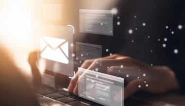 İş adamı e-posta kutusunu kontrol ediyor, daha iyi verimlilik için mesajları düzenliyor ve önceliklerini belirliyor. Etkili iletişim için akıllı e-posta teknikleri öğren. EIDE