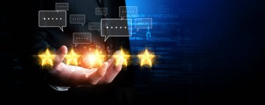 İş adamı müşteri memnuniyet değerlendirmesi verilerini analiz eder ve hizmet kalitesini artırmaya çalışır. Müşteri memnuniyeti ve sadakatini arttırmak için koz değerlendirmeleri. EIDE