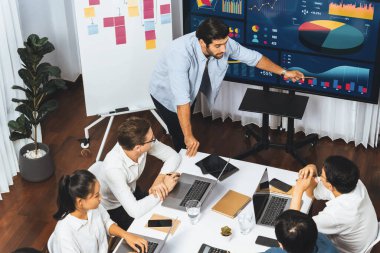 Ofiste sunum ya da analist ekibiyle toplantı odasında mali verileri analiz etmek için BI Fintech 'i kullanmak. İş adamları stratejik planlama için TV ekranında BI gösterge panelini inceliyor.