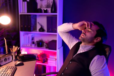 Akıllı iş adamının bitmemiş ürün satış kanalı raporuyla başı dertte. Gece geç saatlerde mor neon ışıklı odada çalışarak uzun süre analiz edilen pazar verileri kavramı. Tahmin et..