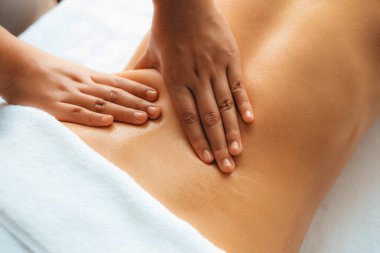 Kapalı alan kadın müşteri stres önleyici spa masajını yapmaktan zevk alıyor ve lüks otel ya da oteldeki gündüz açık hava güzellik salonunda güzellik teniyle eğleniyor. Sessiz.