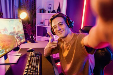 Akıllı oyun flamasının sunucu kanalı kameraya bakarken savaş takımının arka plandaki savaş gemisine silah çekmesini dijital neon siber odada kulaklık takmasını sağlıyor. Bireysel.