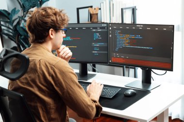 Bilgisayar ekranında çevrimiçi yazılım geliştirme kodlaması oluşturma konusunda stresli bir şekilde çalışan IT geliştiricisi, modern ofisteki web sitesi projesinde en son sürüm uygulaması için düşünme programı. Toplayıcı.