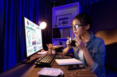 Sunucu kanalı Asyalı etkileyicisi, sosyal medyada kulaklık takarak iş grafikleri ekranında dinleyicileri selamlıyor ve Neon Modern Stüdyoları 'nda internet üzerinden koçluk yapıyor. Taktik.