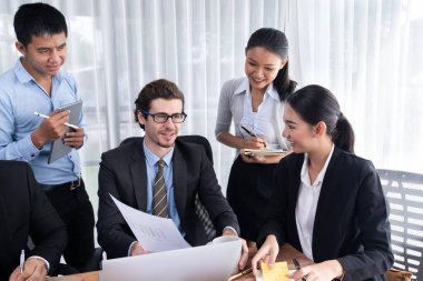 Modern ofis ortamında çalışan çeşitli etnik gruplardan çeşitli iş adamları. Üretken ve çok ırklı ofis çalışanları stratejik ticari pazarlama konusunda tartışmaya giriştiler. Çok titiz.