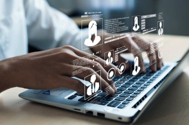 İş adamı kimlik güvenliğinin anahtarının üst düzey güvenlik uygulamalarıyla korunduğunu, kimlik hırsızlığının önlendiğini ve kimlik güvenliğinin artırıldığını keşfetti. Güvende kalın ve kimlik koruma stratejisine güvenin.