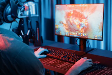 Savaş arenasında çoklu oyunlar takımıyla Moba 'da savaşan genç oyun flamasının sunucu kanalı, neon dijital ışık modern odasındaki arka görüntü ile bilgisayar monitöründe kulaklık takıyor. Toplayıcı.
