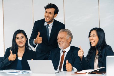 Genç Asyalı iş adamlarının ve çevirmenin de yardımıyla Beyaz Saray 'da çalışan kıdemli yönetici. Kurumsal uluslararası iş ve sekreter dili çeviri kavramı. uds