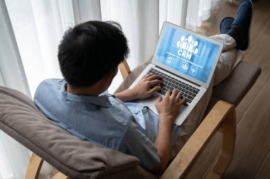 CRM işletme ve işletme için modern bilgisayarda müşteri ilişkileri yönetim sistemi