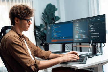 Bilgisayar ekranında çevrimiçi yazılım geliştirme kodlaması oluşturma konusunda stresli bir şekilde çalışan IT geliştiricisi, modern ofisteki web sitesi projesinde en son sürüm uygulaması için düşünme programı. Toplayıcı.