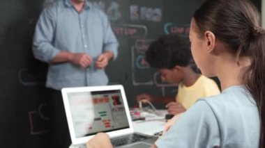 Afrikalı akademik öğrenci robot tamir ederken ya da araba modeli yapısını öğrenirken zeki beyaz kız programlama sistemi. Mühendislik eğitimi alan yetenekli, mutlu bir genç. Yaratıcı eğitim. Öğretim