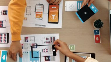 Mobil uygulama ya da web sitesi için kullanıcı arayüzü prototipi planlayan şirket çalışanlarının en iyi görünüm videosu. UX UI tasarımcı beyin fırtınası kullanıcı dostu arayüz planı. Sinerjik