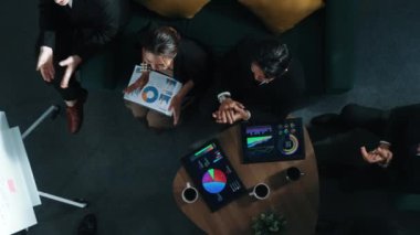 İşletme takımının en düşük görüşü yatırımcının beyaz tahtada dururken sunduğu fikri dinlemektir. Tablet sergilenirken çeşitli gruplar oturuyordu. Finansal grafik veya yatırım istatistikleri. Müdürlük.