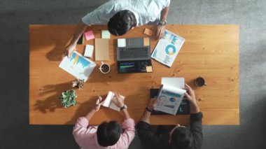 Kafkas iş adamlarının fikir ve yazı raporlarını paylaştığı en üst düzey hava görüşü. Profesyonel çeşitlilikteki insanlar birlikte çalışıyor ve pazarlama planını grafikle buluşturuyorlar. Cemaat.