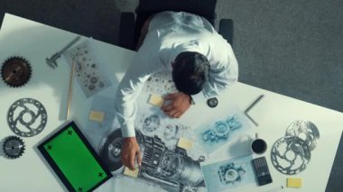 Ekipman ve elektronik jeneratörle toplantı masasında otururken, yetenekli mühendis yazma ve planlama motoru tasarımının en alt görüntüsü. Teknisyen not alıyor. Hizalama.